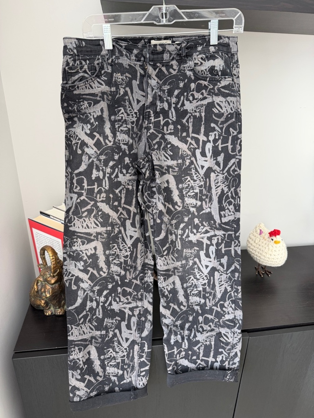 LOGO by Lori Goldstein Graffiti Print Black & Gray Boyfriend jeans in Size 8